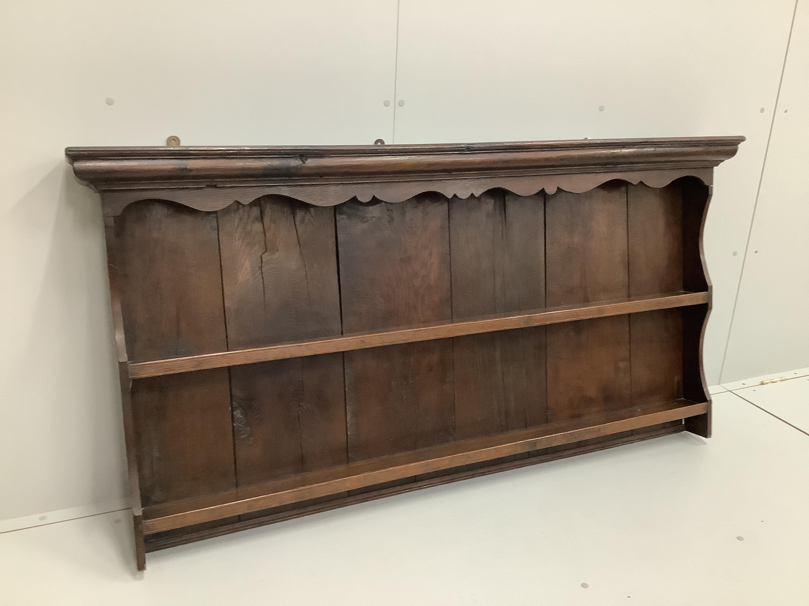 An 18th century boarded oak plate rack, width 163cm, height 82cm